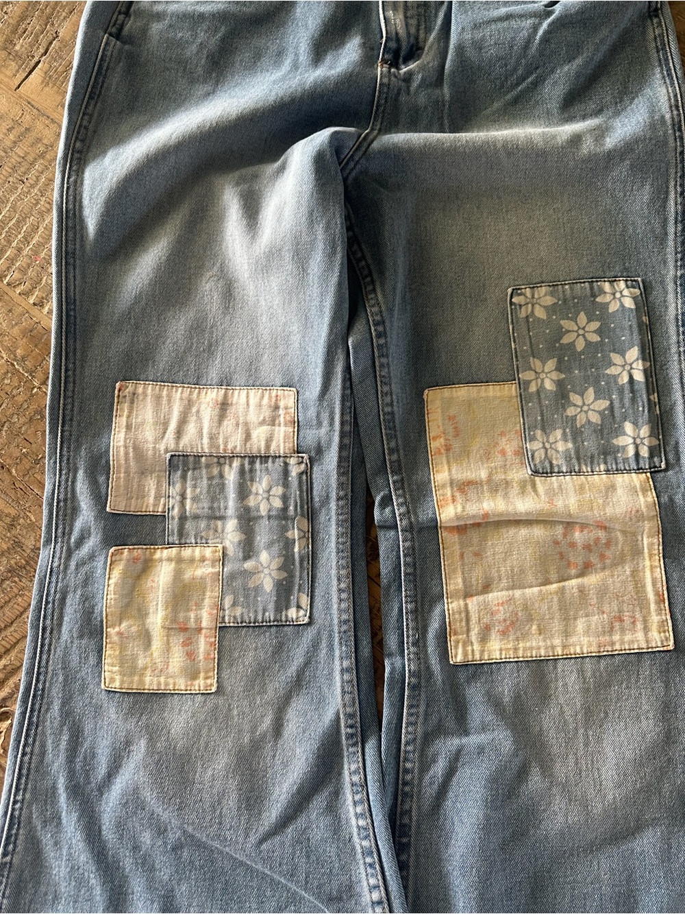 Billabong x Wrangler Light Wash Women’s Jeans with Patch Detail - Picture 4 of 6